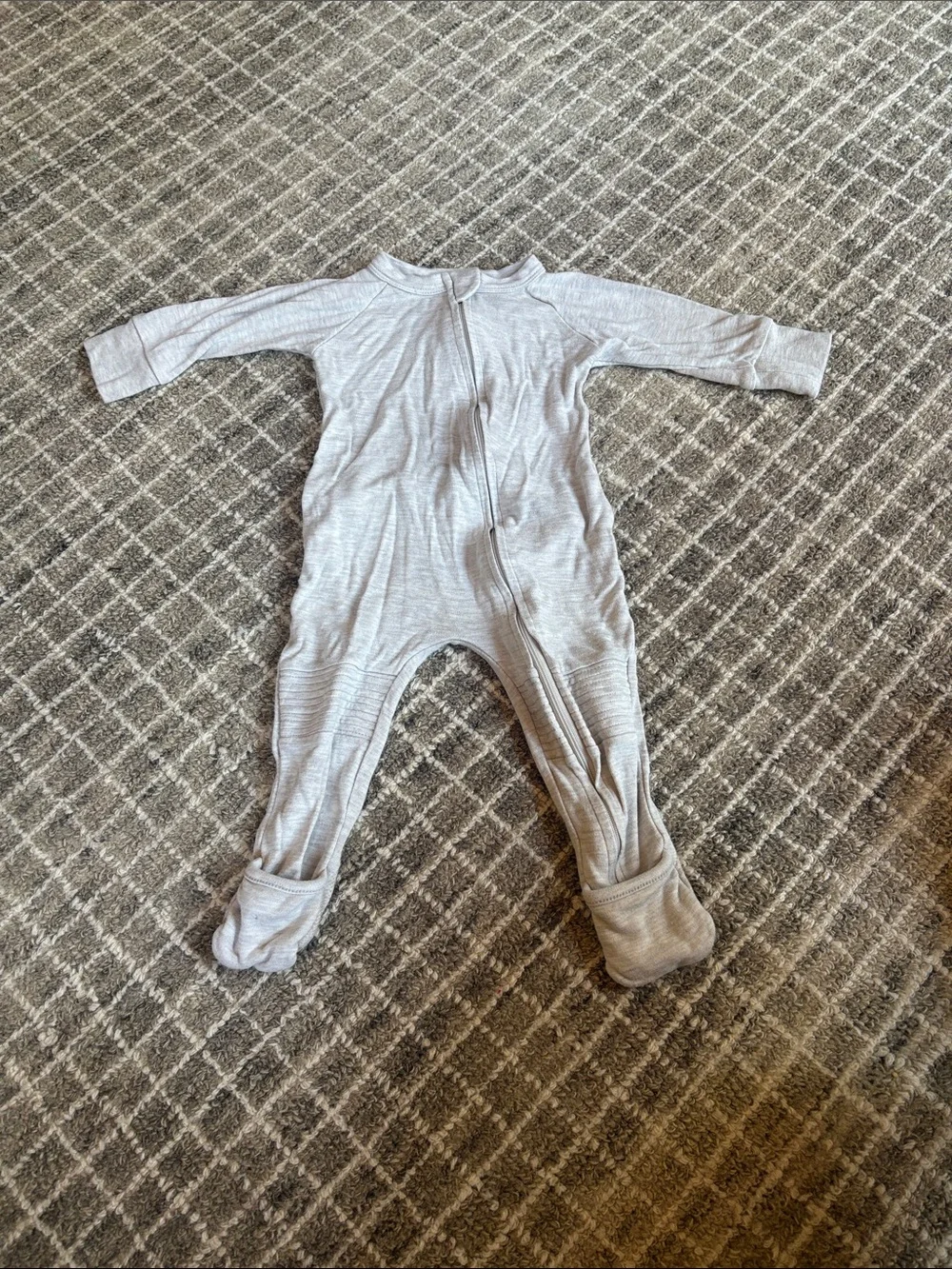 Goumi One-Piece Zipper Sleeper - Light Gray (size 6-12 mo)